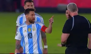 Messi chỉ mặt, quát trọng tài ở vòng loại World Cup