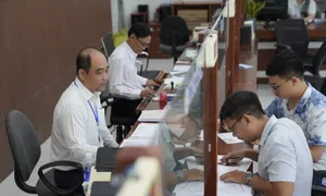 Bỏ giáng chức và hạ bậc lương với công chức