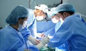 U ác tính to như quả bưởi chèn ép đường thở