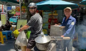 Khách nước ngoài 'săn' tiếng rao bánh bao nóng ở Việt Nam