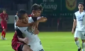 Chanathip bị đuổi vì giật chỏ vào mặt đối thủ ở Thai League 1 Chanathip bị đuổi vì giật chỏ vào mặt đối thủ ở Thai League 1