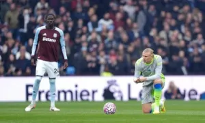 Man City gục ngã trước Aston Villa Man City gục ngã trước Aston Villa